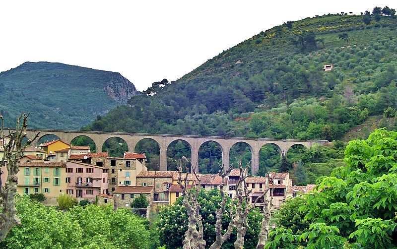 Le Grand Viaduc portant la voie du Train Nice à Cueno en Italie - The great bridge of the train Nice to Cueno in Italia