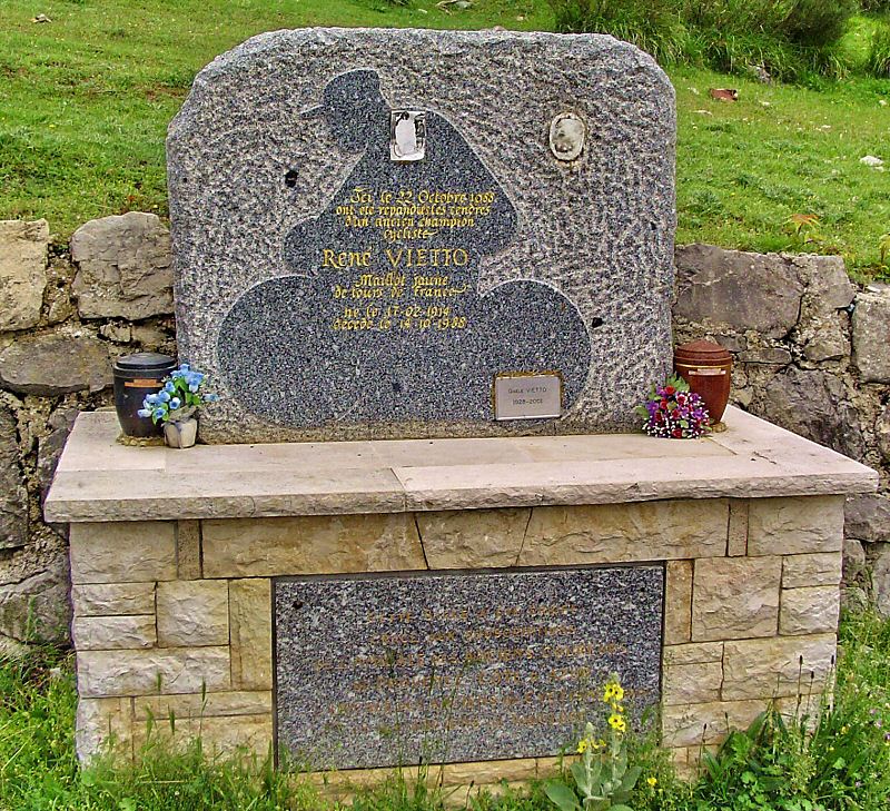 La stèle en souvenir du cycliste René Vietto - The stèle dedicated to the memory of the biker René Vietto