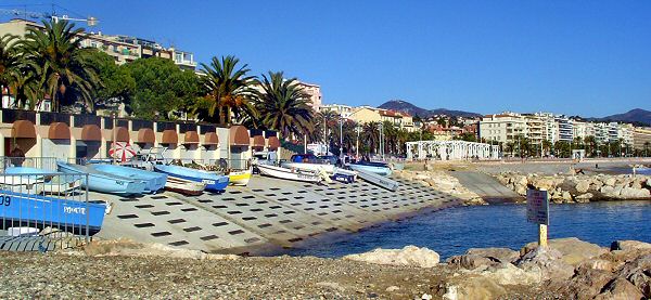 Le petit port de Carras au creux de la grande plage - The little harbour of Carras in the corner of the large beach