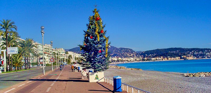 Vue surréaliste du Noël en bord de mer - Irrealist view of Christmas along the sea