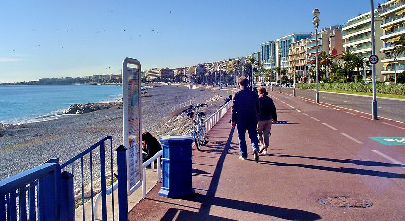 Un regard vers l Ouest et, à gauche, l acces à la plage - A view to the West and , on the left, the access to the beach