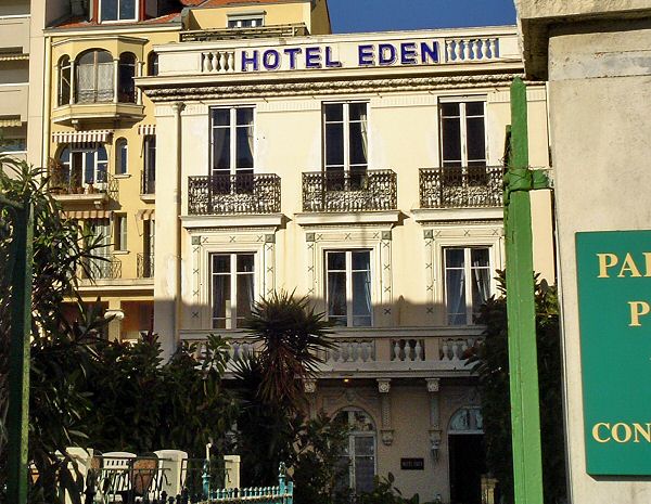 Juste à droite, l hôtel Villa Eden - Just at its right the second hotel Villa Eden