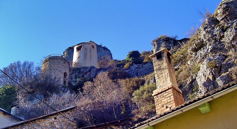 Le village d origine, sur la barre de Castel, a été détruit au XIIe siècle - Original village, on the Castel Rocks, has been destroyed in XIIth century
