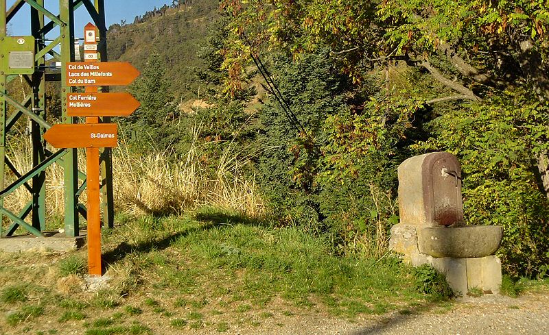 Suivez la route en lacets à droite vers le Col de Veillos - Follow the lacets on the right to the Col de Veillos