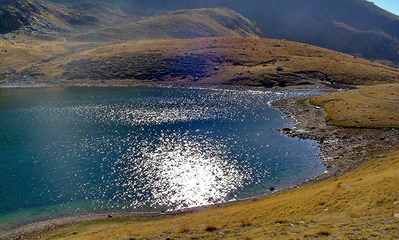 En se reflétant, le ciel bleu donne sa couleur intense au lac - By reflection, the blue sky gives its intense color to the lake