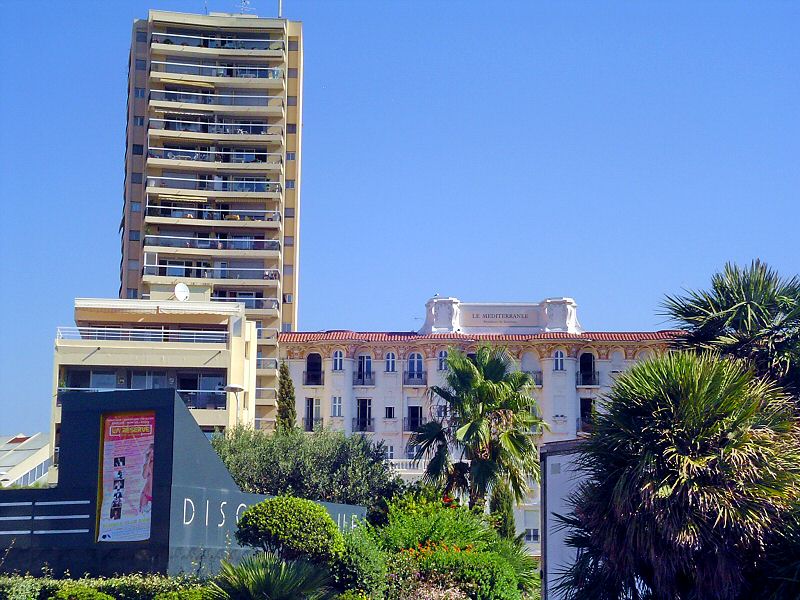 L ex hôtel de la plage transformé en résidence Méditerranée et la Tour Vadon - Old Beach Hotel transformed in toursim residence and the Tour Vadon on the left