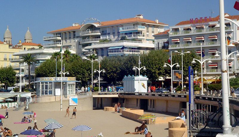 L accès principal à la plage et les deux hotels Continental et Beau Séjour - The pincipal acces to the beach and the two hotels Contnental and Beau Séjour