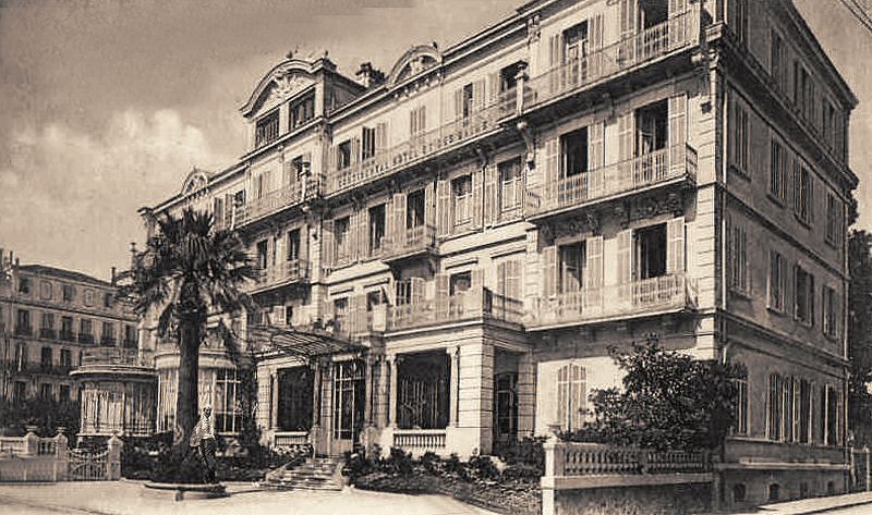 Le Grand Hôtel Continental et des Bains avec ses deux restaurants en rotonde vers 1930 - The Grand Hotel Continental et des Bains with its two rounded restaurants near 1930