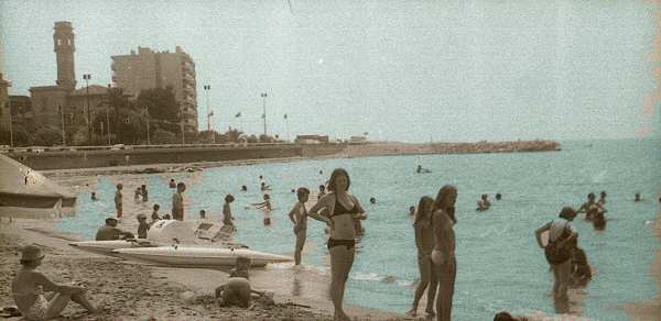 La plage en 1976 avec la Villa de l Horloge à gauche - 