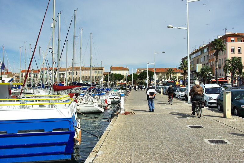Le quai côté amarrages - The wharf side of the boats