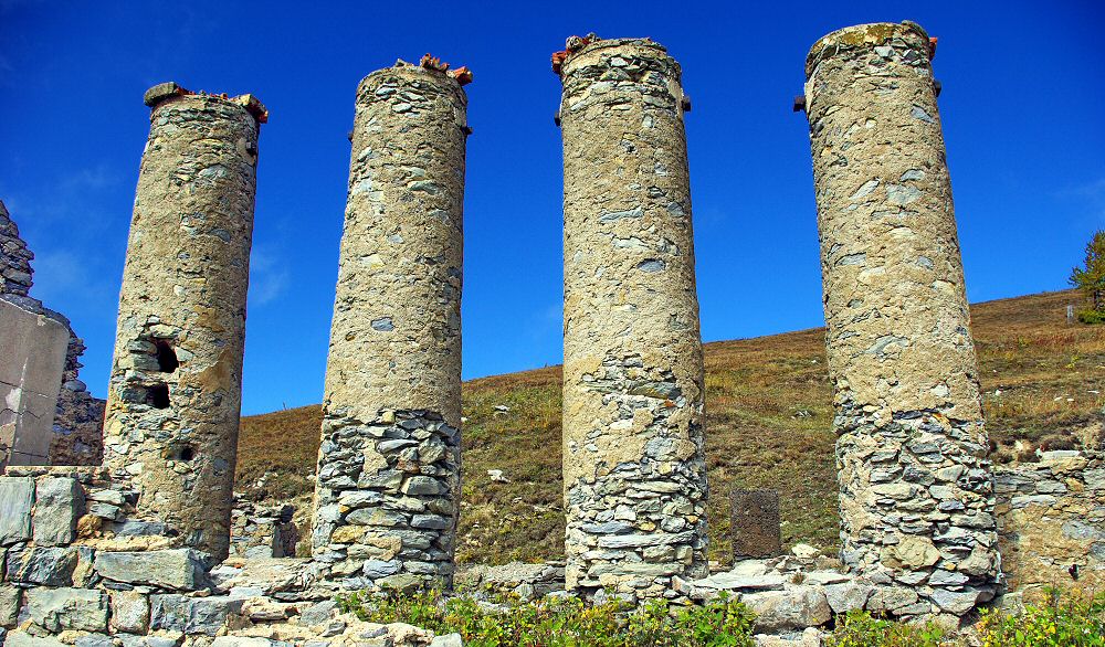 Quatre colonnes ont survécu à la ruine - Four columns have resisted to the ruin