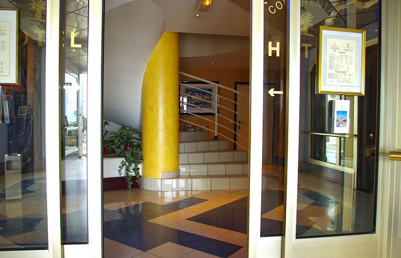 Le hall d entrée et son escalier menant au 1er étage - The welcome hall and its stairs