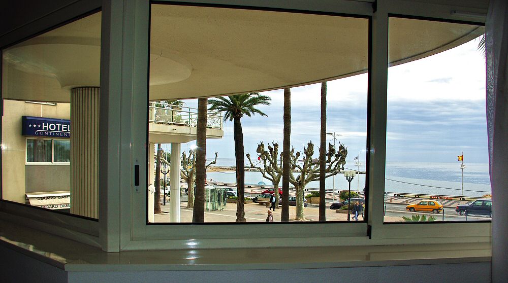 Vue sur la place d entrée et la plage - View over the entrance place and the beach