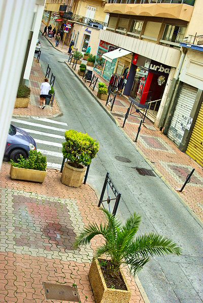 Vue plongeante sur la petite rue - Overview on the little street