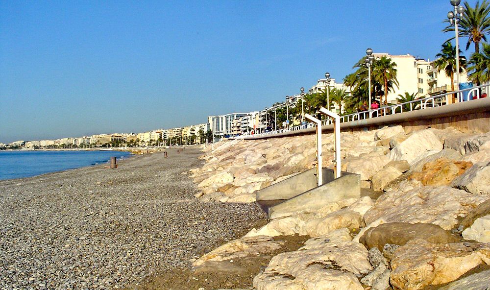 La grande plage de galets de Nice - 