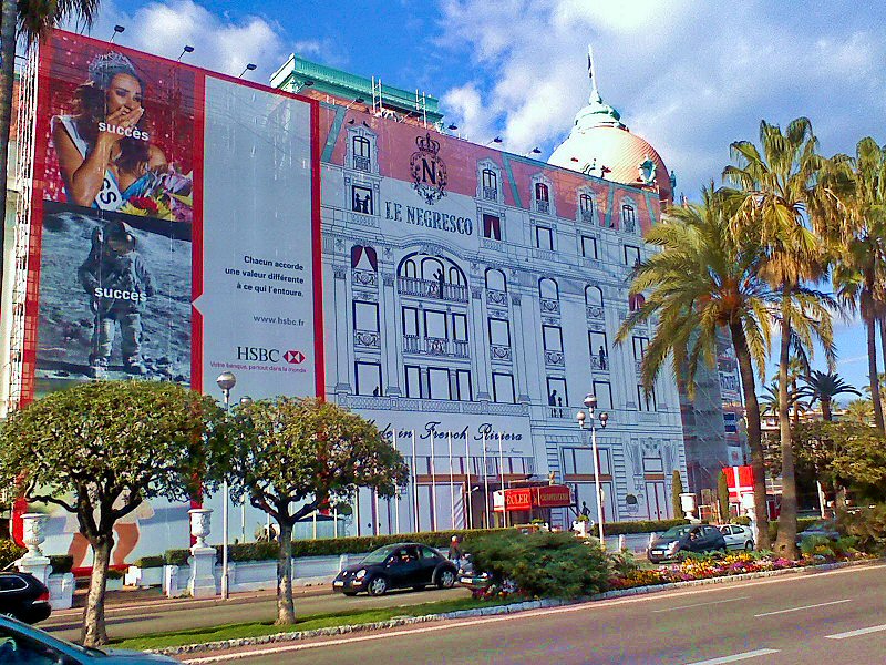 Le Négresco lors de sa réfection en mars 2010 - The hotel during its lifting in march 2010