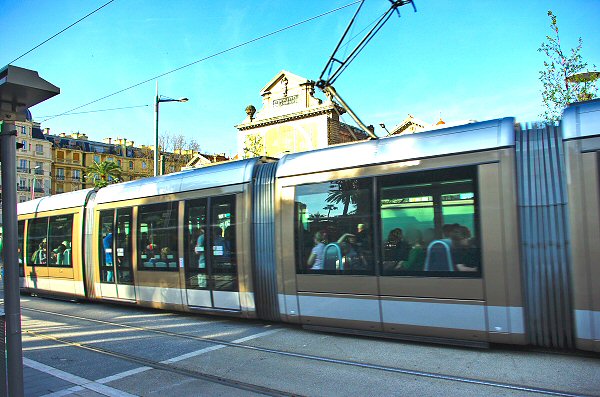 Passage du Tramway ligne 1 de Nice devant la Gare du Sud - 