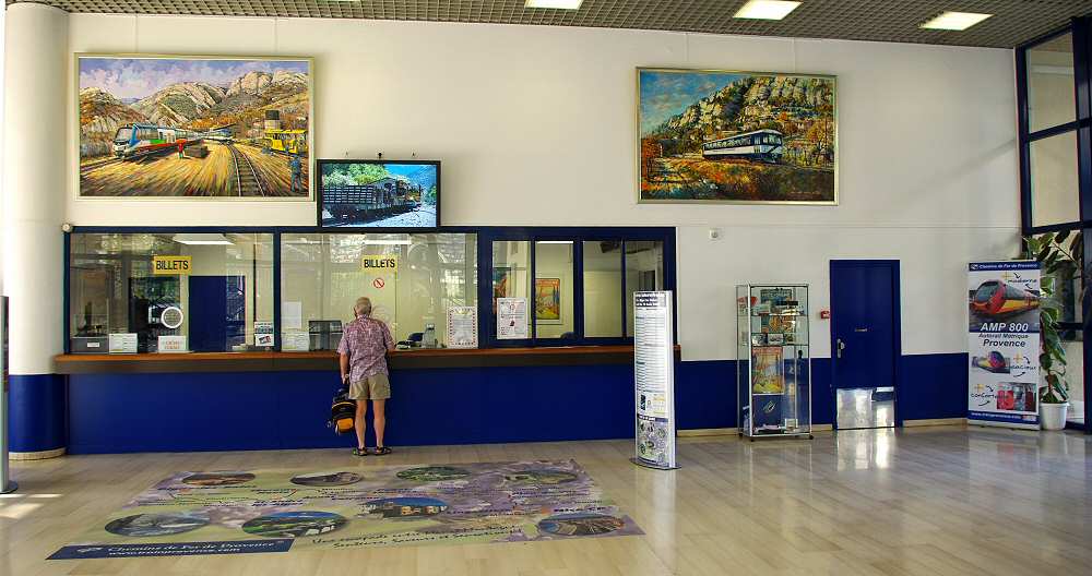 Le grand hall de la nouvelle gare de Nice Ville - 