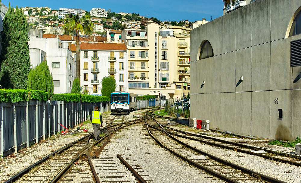 Le faisceau de voies métriques en sortie de la gare Nice Ville - 