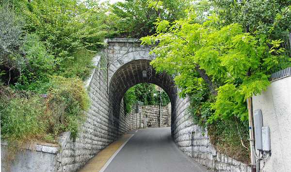 Pont en passage inférieur de l avenue du Dauphiné - 