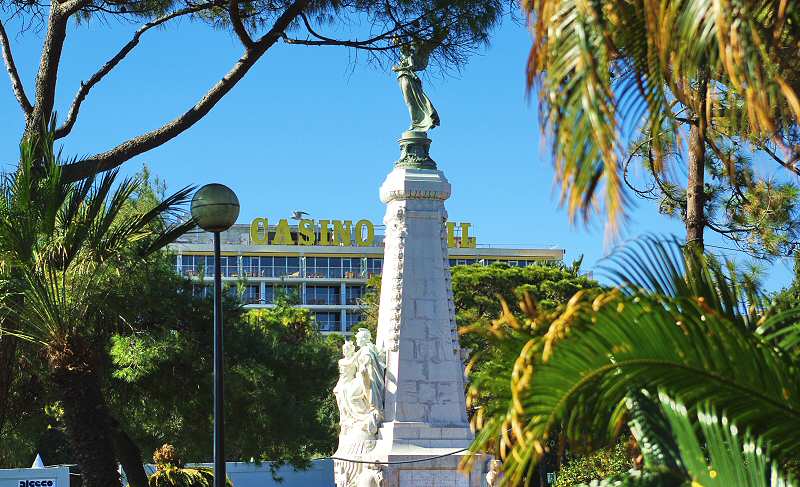 L hotel Méridien et l enseigne du Casino Rhul derrière le monument - 