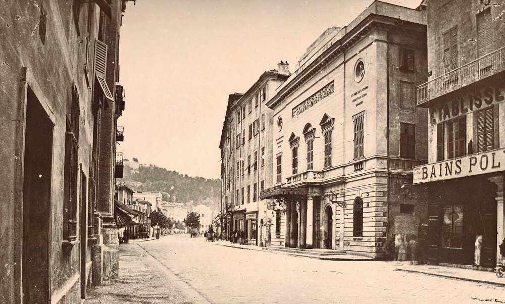 La rue St François de Paule en 1876 avec le Théâtre avant l incendie de 1881 - 