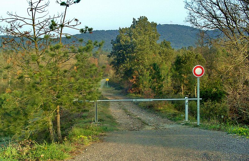 Une nouvelle barrière interdit l accès - A new gate forbid the access