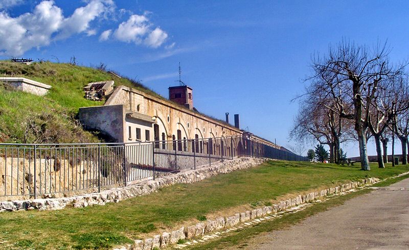 Le Fort depuis l entrée du parc - The Fort seen from the entrance of the park