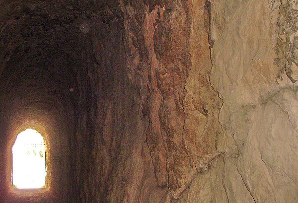 Le tunnel est creusé à même la roche - The tunnel is digged through the roc