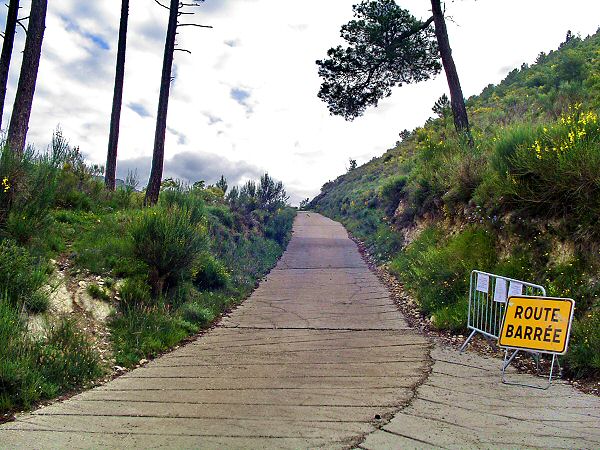 La route est encore en ciment mais deviendra bientôt une vraie piste - The road is still in concrete but will be soon a real track