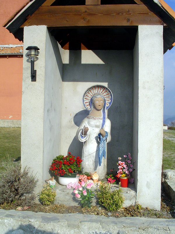 La Vierge toujours présente sur le lieu - The Virgin Mary always present on the place