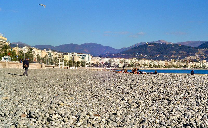 Nice, c est les galets sur la plage - Nice with its stoned beach