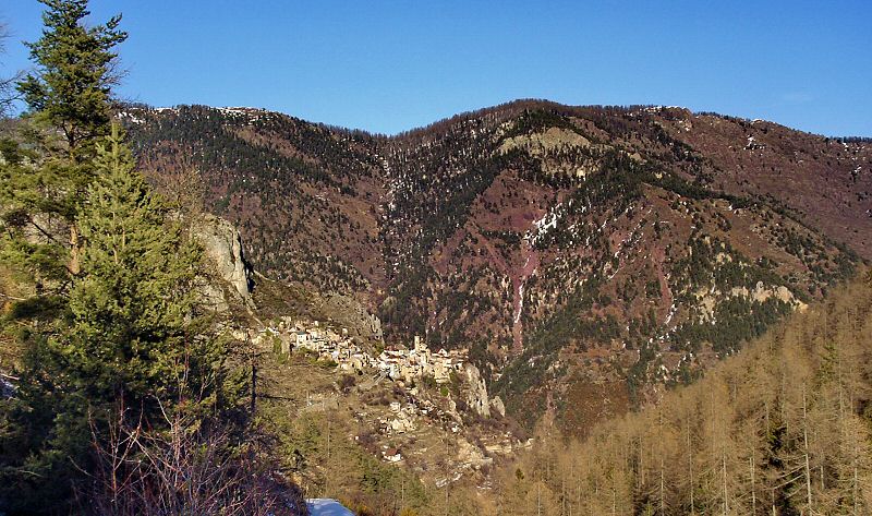 Roubion dans son écrin de montagnes - Roubion in its mountain case