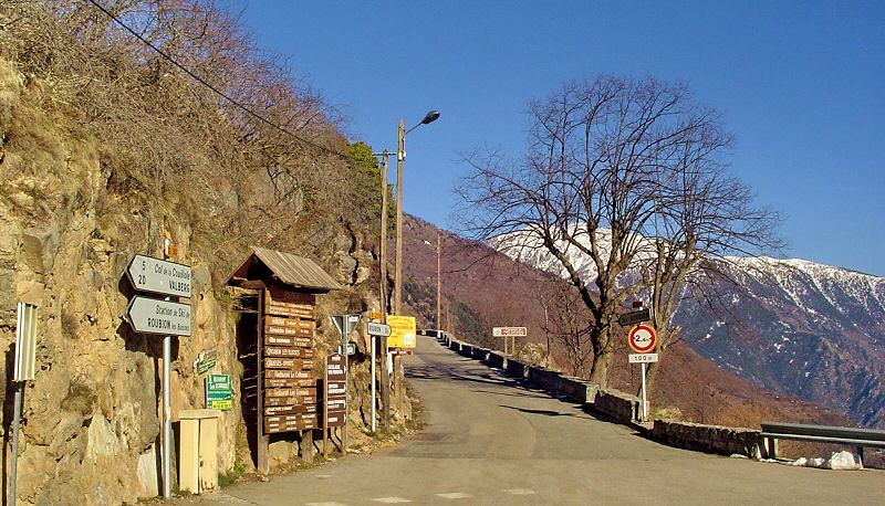 Route d accès au village - Road to access to the village