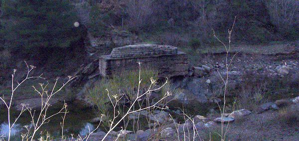 Plus de pont pour traverser le Reyran, il n en reste que des ruines - Dont hope for a bridge to cross the river