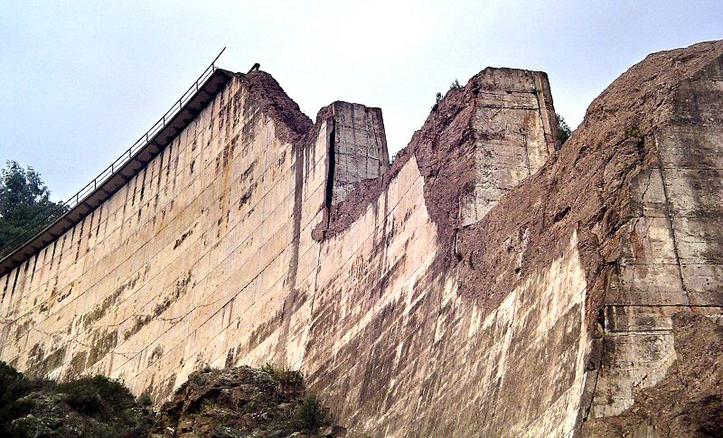 Au pied de l ouvrage, le surplomb est plus impressionnant - At the feet of the dam, the overhang is more impressive