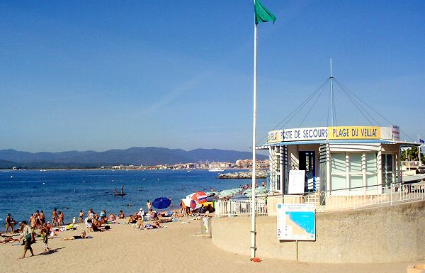 Le poste de surveillance et l accès au sable - The supervision station and the access to the beach