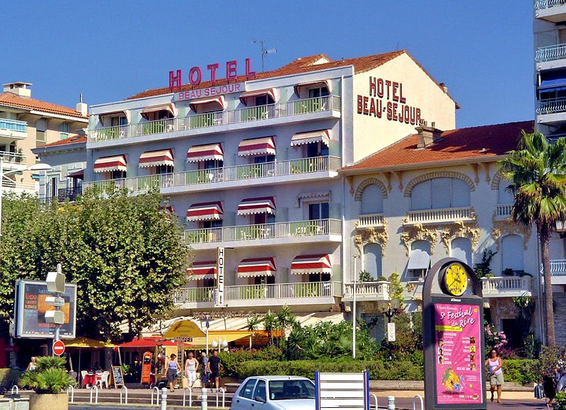 Un des trois hôtels directement situé sur la promenade, l hôtel Beau Séjour - One of the three hotels directly above the promenade, the hotel Beau Séjour