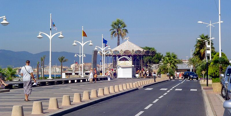 La Promenande côté mer et le carrousel au fond - The Promenade on teh sea side and the carrousel in the background