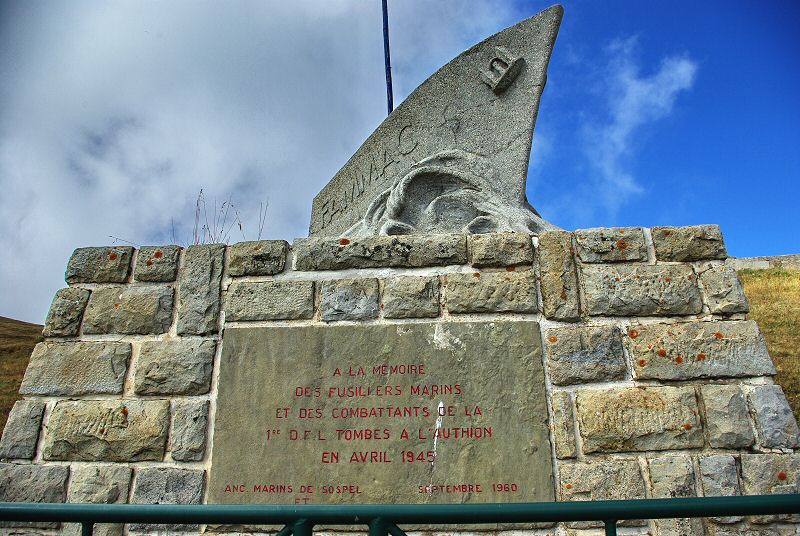 Le monument à la mémoire des combattants tombés en 1945 - The memory stele for soldiers killed in 1945