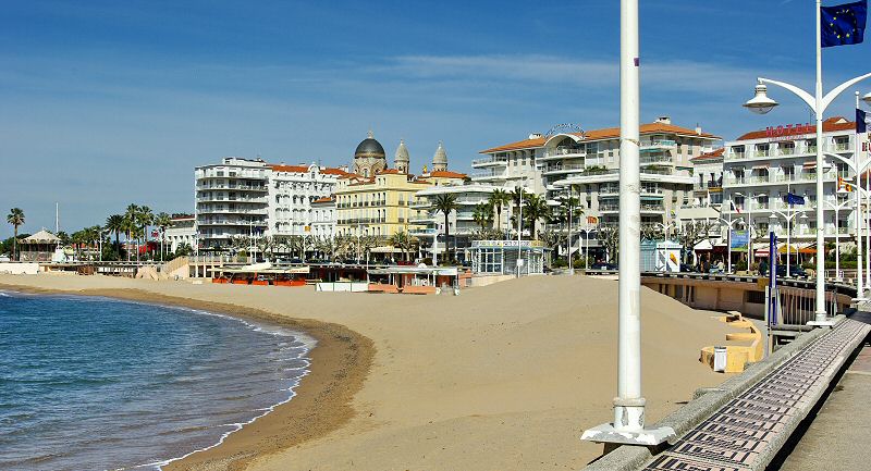 La promenade et ses trois hotels front de mer - The promenade and its three hotels beach front