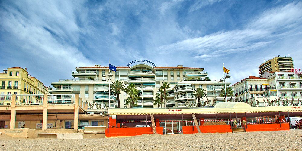 L hotel vu de la plage - The hotel seen from the beach