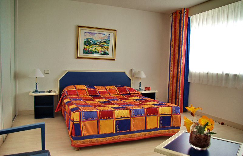 Cette chambre de style 1 dispose d un grand lit 2 personnes - This style 1 bedroom has a big bed for two people