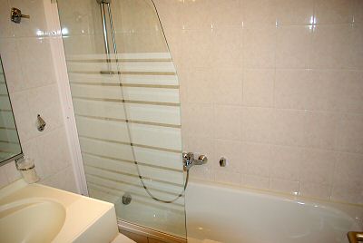 Confortable baignoire avec douche - Comfortable bath with shower