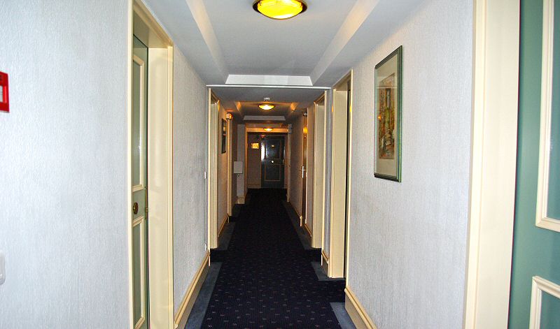 Couloir vers les chambres - Corridor to the rooms