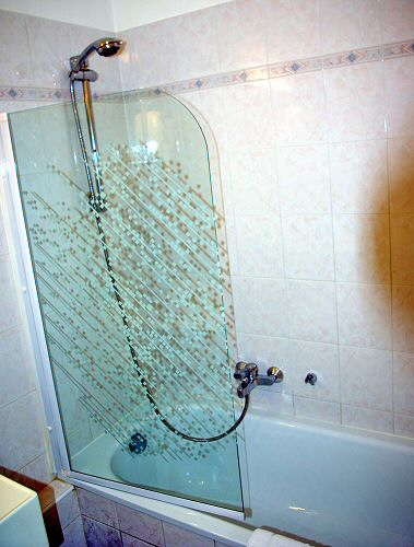 Grand baignoire avec douche - Big bath with shower