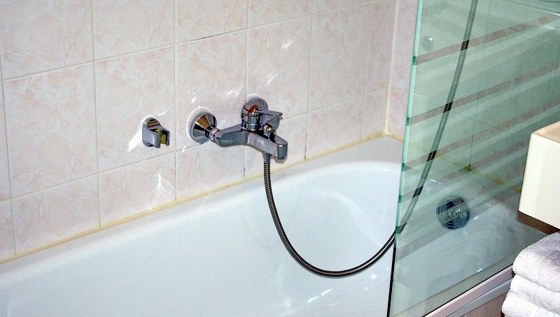 Baignoire avec douche - Bath with shower