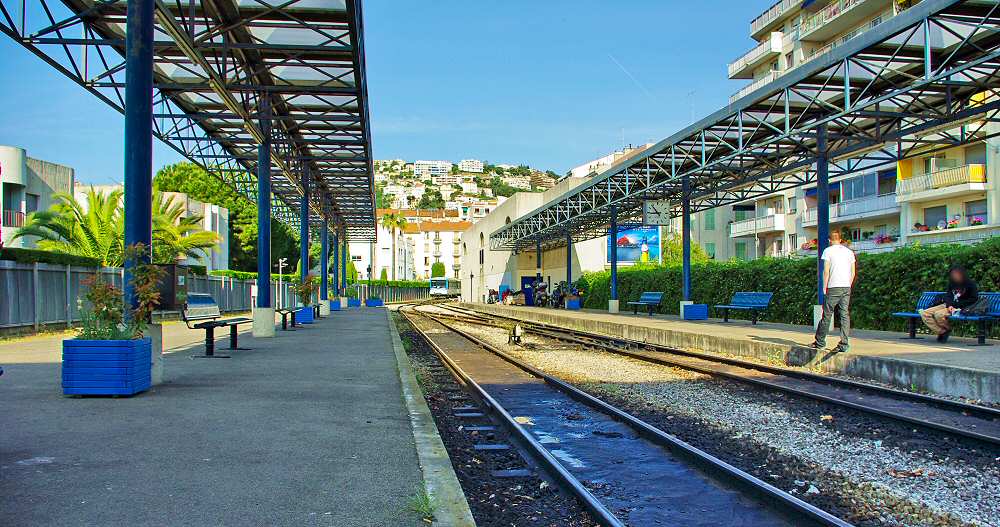 Les trois voies et les deux quais au terminus Nice Ville - 