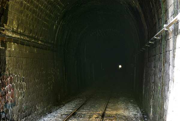 Entrée du tunnel de Bellet et la sortie un kilomètre plus loin - 