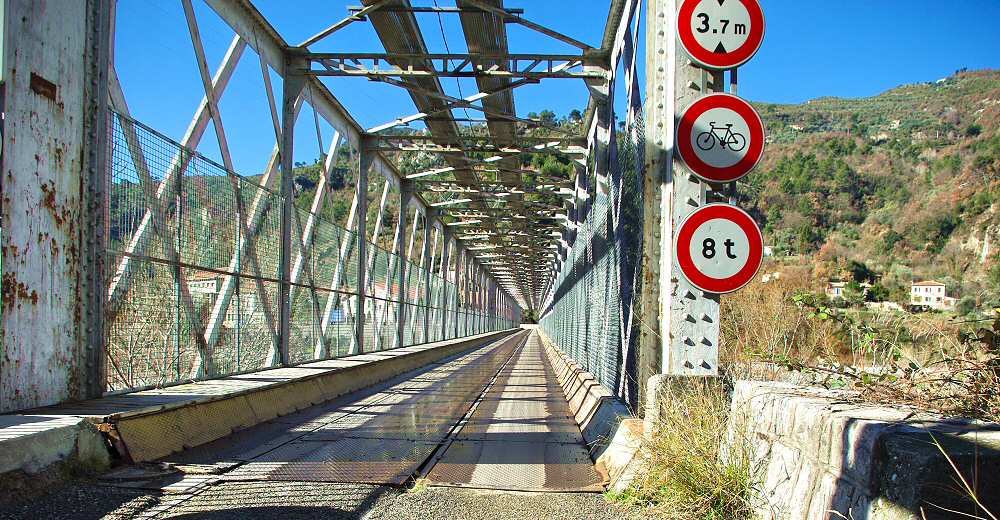 Le pont métallique reliant l usine électrique du Gabre - 